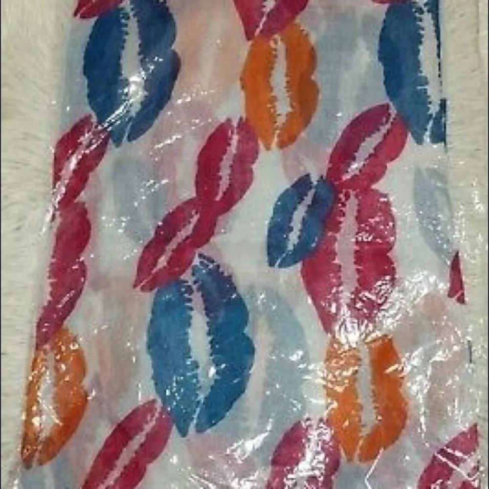 ☄Yummy Shelf Kisses Printed Rectangular Scarf Wht
